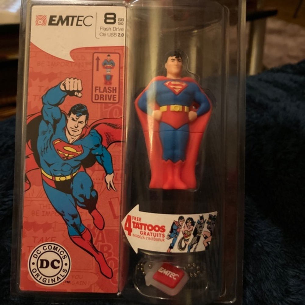 DC COMICS EMTEC Superman figure 4 GB USB 2.0 Flash Drive w/ 4 Tattoos